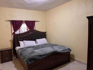 弗里敦Delornya Complex的一间卧室设有一张大床和窗户