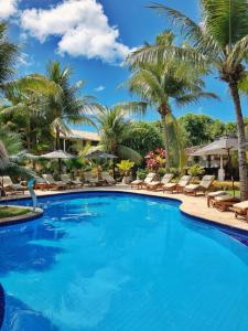圣米格尔-杜斯米拉格里斯CASA ACAYU的棕榈树度假村的游泳池
