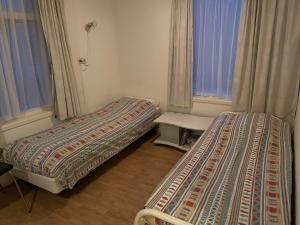 De KielBoerenkiel Vakantiehuisjes的两张床位于带窗户的房间内