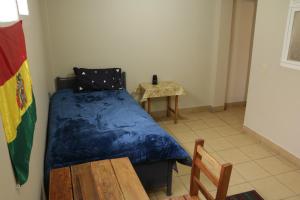 苏克雷Expresso Hostel的一间小卧室,配有一张床和一张桌子