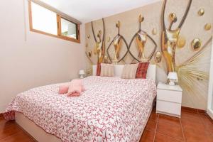 波多黎各Golden Sunny View Apartment的一间卧室配有一张带粉红色枕头的床