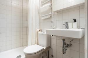 维尔纽斯Air Apartment 202的白色的浴室设有卫生间和水槽。