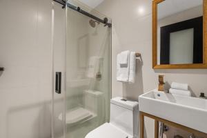圣胡安Don Rafa Boutique Hotel & Residences的带淋浴、卫生间和盥洗盆的浴室