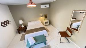 大普拉亚Acasarosa Hostel的一间卧室配有一张床和镜子