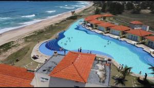 布希奥斯Hotel Búzios Resort com Entretenimento的海滩旁水上公园的空中景致