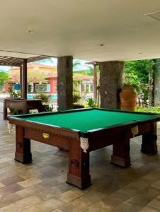 布希奥斯Hotel Búzios Resort com Entretenimento的一张带绿桌的台球桌