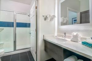 泰勒泰勒大学区驻桥套房酒店的一间带水槽和淋浴的浴室