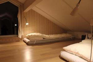 Sør-FronGålå Fjellhytte - cabin with sauna and whirlpool tub的带阁楼的客房内的两张床