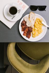 威尼斯Salute Palace powered by Sonder的餐桌,早餐盘和咖啡
