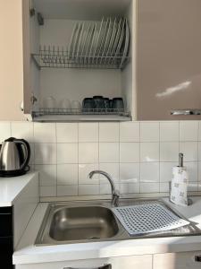 Cisterna dʼAstiTakápradalù的厨房配有水槽和台面