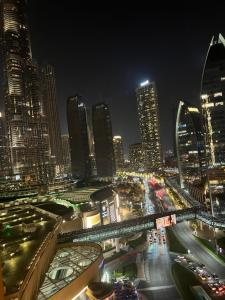 迪拜Address Dubai Mall Residences New name EMAAR Residences Fashion Avenue 1 bedroom 34 floor的高速公路上交通的城市天际线