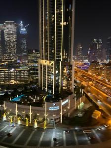 迪拜Address Dubai Mall Residences New name EMAAR Residences Fashion Avenue 1 bedroom 34 floor的城市夜间交通景观