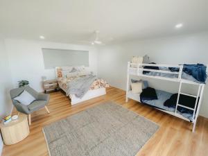 天阁露玛Tangalooma Lookout的一间卧室配有两张双层床和一张床