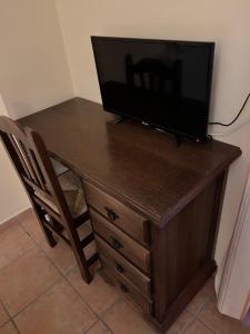 里奥帕尔La Rueda的一张木桌,上面有电视
