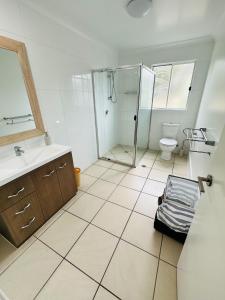 天阁露玛Tangalooma Lookout的带淋浴、盥洗盆和卫生间的浴室