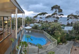 美洲河The River Suites, Kangaroo Island的一座带游泳池的房子的图象