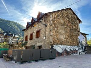 里亚尔普Piso Rialp con vistas的一面涂有涂鸦的砖砌建筑
