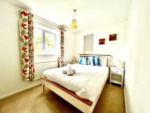 比斯特Comfortable 3 bedroomed house in Bicester的一间卧室设有一张床和一个窗口