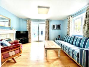 比斯特Comfortable 3 bedroomed house in Bicester的客厅配有沙发和桌子