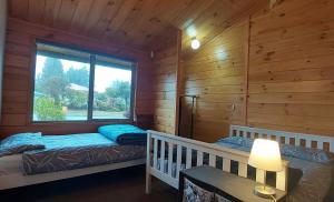 国家公园Tongariro Estate的小木屋内一间卧室,配有两张床