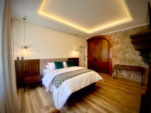 里奥班巴Wanderlot - Hotel Plaza Central的一间卧室,卧室内配有一张大床