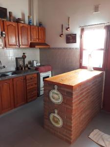 马拉圭Casa Santa Elena的中间设有带木台的厨房