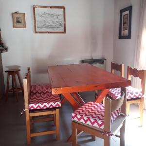 马拉圭Casa Santa Elena的一张木桌和椅子