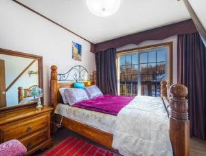 平昌Gilson Story Pension的一间卧室设有一张大床和一个窗户。