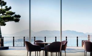 木浦市Hotel Hyundai by Lahan Mokpo的一张桌子和椅子,享有水景