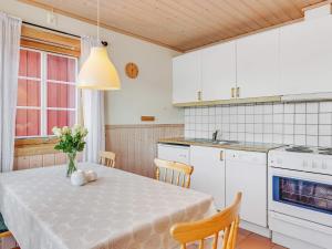 布雷克斯塔德6 person holiday home in Brekstad的厨房配有一张桌子,上面放着花瓶