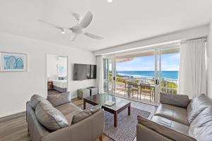 阳光海岸海蓝之谜阳光海滨酒店的带沙发的客厅,享有海景