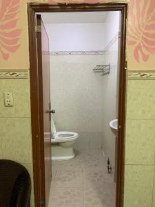 胡志明市Minh Tuan Hotel的一间带卫生间和水槽的浴室
