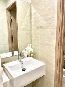 河内96Housing - Homestay Vinhomes Smart City, Tây Mỗ, Nam Từ Liêm, Hà Nội的浴室设有白色水槽和镜子