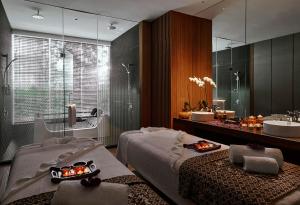 吉隆坡吉隆坡泛太平洋高级服务公寓的浴室设有两张床、一个水槽和镜子