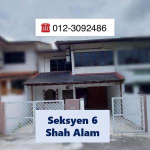 莎阿南OneB Homestay Shah Alam的前面有标志的房子