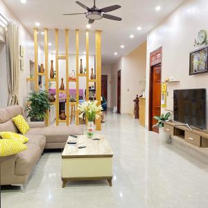 高平GiaBinh Homestay的带沙发和电视的客厅