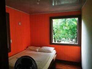 卡维塔CASA VERO CAHUITA, A 100 M. DEL PARQUE NACIONAL的红色的房间,设有床和窗户