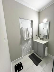 Saint HelenaSHAK Condos- Luxury, Functionality and Comfort的一间带水槽和镜子的浴室