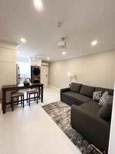 Saint HelenaSHAK Condos- Luxury, Functionality and Comfort的客厅配有沙发和桌子