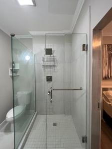 Saint HelenaSHAK Condos- Luxury, Functionality and Comfort的浴室设有玻璃淋浴间和卫生间