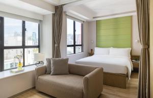 香港香港湾仔奕凨的一间卧室配有一张床、一把椅子和窗户。