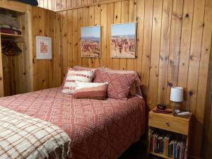 潘圭奇Bryce’s Zion House by Bryce Canyon National Park!的一间卧室设有一张床和木墙