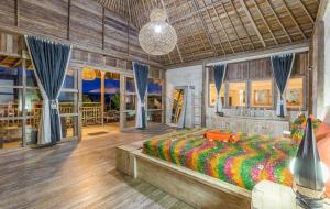 金巴兰Le Yanandra Bali Resort的一间卧室,卧室内配有一张大床
