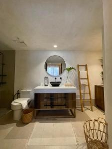 爱妮岛Isla Amara Resort的一间带水槽和镜子的浴室