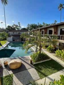 爱妮岛Isla Amara Resort的一座游泳池,旁边是一座棕榈树