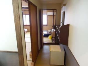 大阪Imazato Ryokan - Vacation STAY 02545v的走廊,门开到房间