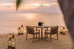 富国Regent Phu Quoc的海滩上的桌椅