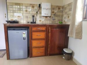 卡兰古特Palmeiral BeachVilla的厨房配有冰箱和木制橱柜。