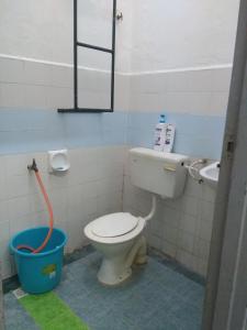 Kampong BinjaiRumah Tamu AZ Pasir Tumboh的一间带卫生间、水槽和水桶的浴室