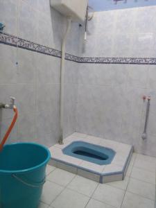 Kampong BinjaiRumah Tamu AZ Pasir Tumboh的地板上的浴室设有蓝色卫生间。
